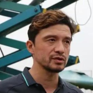 nba投注-击败五位对手当选大连人主帅 谢晖与家人今日抵连